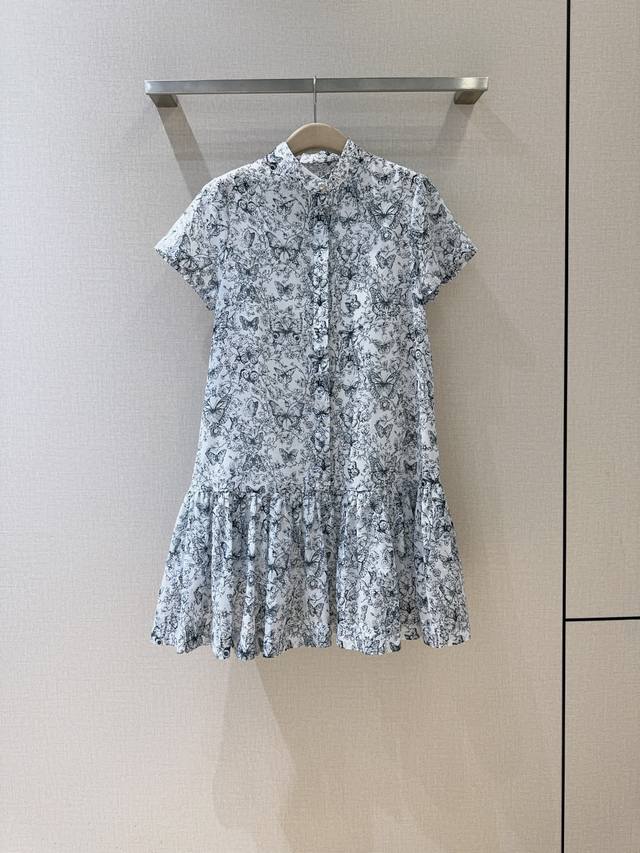 D家春夏新品推荐 新中式蝴蝶印花韩版娃娃连衣裙 小立领短袖设计，选用100%棉质面料饰有专属珍珠纽扣装饰，采用拼接式裙摆设计工艺，前胸纽扣开合并内设有吊带，彰显