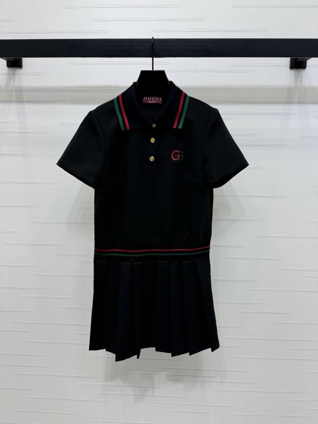 上新原单高端品质Gucc* 2025春夏新款系列！压褶短袖连衣裙！定制斜纹棉材质 质感挺括 翻领刻印钮扣半开襟增加穿搭美高休闲感 胸前刺绣徽标 领口撞色条纹勾勒