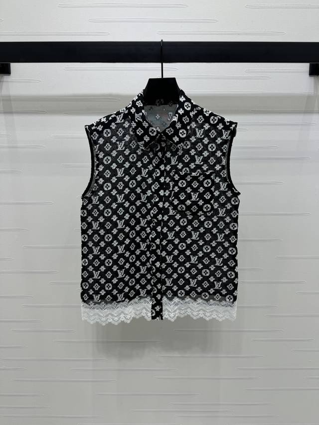 上新原单高端品质Louis Vui*Ton 2025春夏最新系列！蕾丝拼接提花无袖上衣！定制进口人丝材质 提花工艺处理 呈现菱格分布的四叶草和字母图案 无袖衬衫