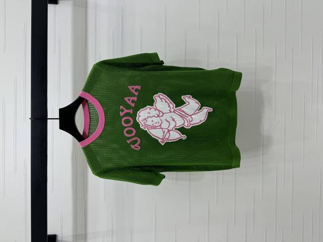 上新原单高端品质 Uooya* 2025春夏最新系列！小天使图案针织短袖！定制棉毛纱线织造 质感高级 通体利用镂空钩针肌理交织 凸显穿搭高级感 领口撞色螺纹收边