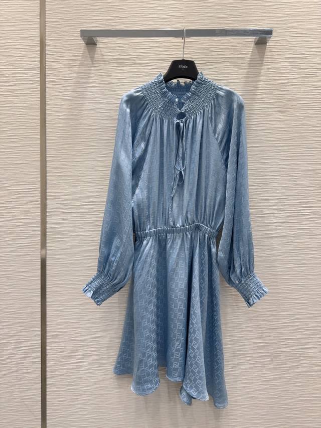 Fend* 2025Ss新款 面料丝滑光洁！经典又有型 各种都能完美驾驭～高级成衣做法，细节美到爆！精美又日常，轻松驾驭！质感棒棒哒！！减龄 时尚 休闲少女感，