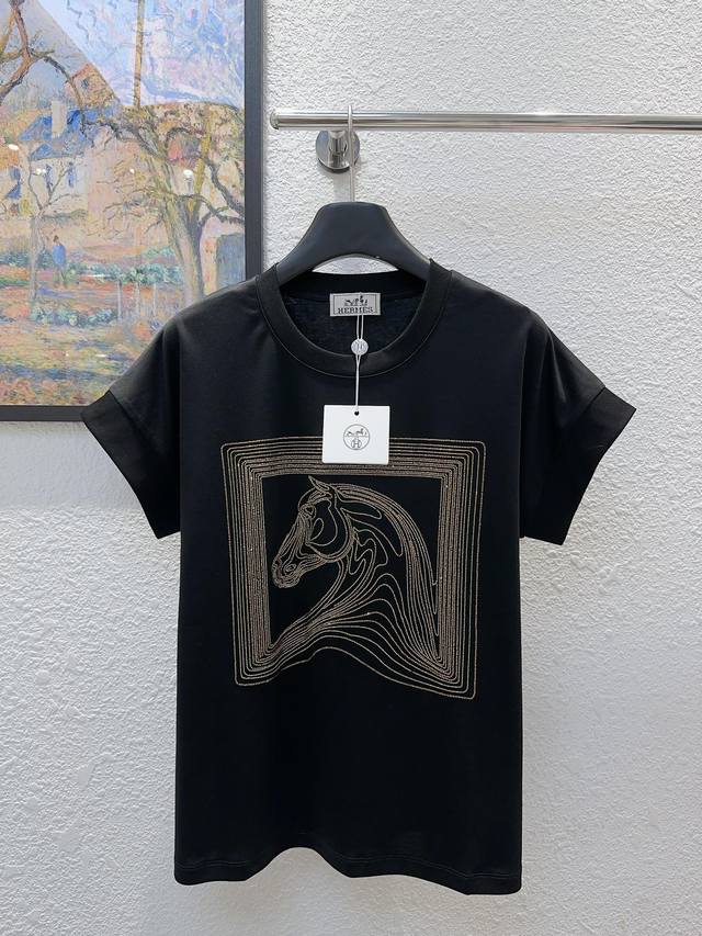 Herme爱马家！高版本！胸前重工烫钻马头图案圆领丝光棉短袖T恤！三标齐全！白色黑色！码数M L Xl，现货发！ L码胸围96衣长60