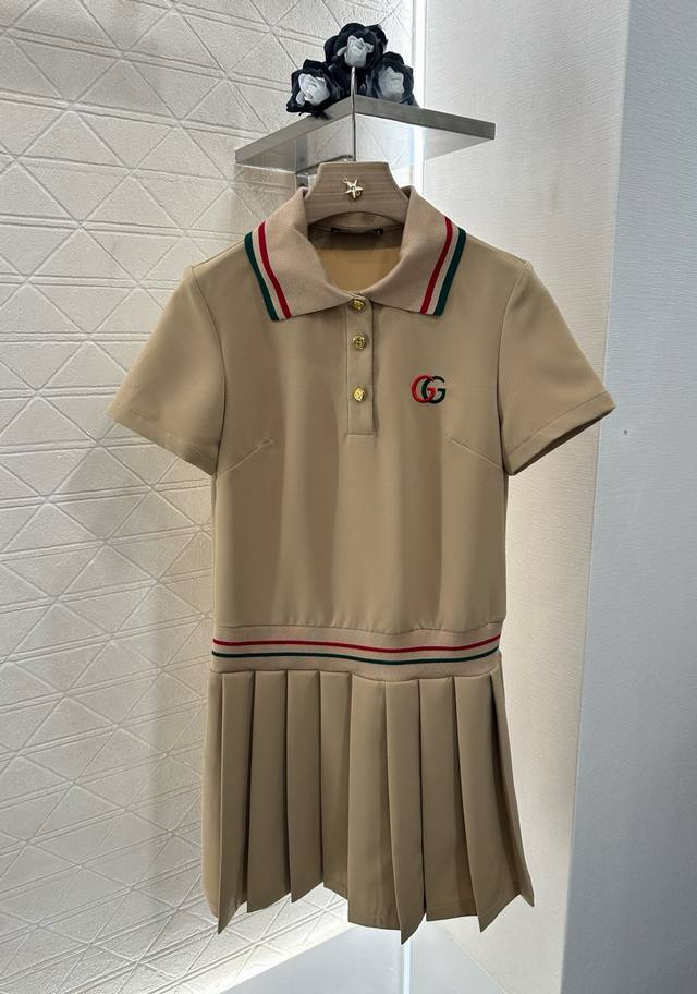 Gucc*2025新品上架 翻领百褶连衣裙 定制Yb朱地全棉材质 自带孔洞 透气舒适 翻领百褶连衣裙版型 领口半开襟钮扣处理 随意调节 成衣以螺纹撞色分布于领边