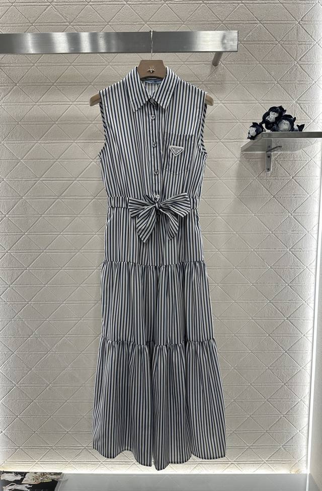 Prad*2025新品上架 翻领条纹无袖连衣裙 定制Yb斜纹全棉材质 质感光泽 舒适透气 无袖连衣裙剪裁 通体黑白条纹纵向拉长线条更显瘦 利用剪裁和细节提升精致