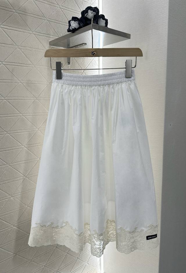 Miumi*2025新品上架 素色蕾丝花边半裙 定制Yb斜纹全棉材质 质感舒适细腻 高腰弹力半身裙剪裁 微A字伞状中长大摆设计 上身充满慵懒文艺气息 裙边定位分