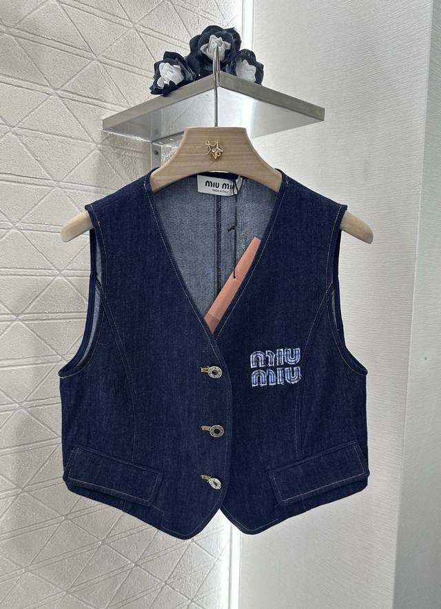 Miumi*2025新品上架 牛仔马甲拼接长裤套装 定制Yb斜纹棉牛仔材质 质感柔软亲肤 品相高级 V领开襟马甲高腰直筒阔腿长裤 马甲纽扣配翻盖口袋 耐看百搭
