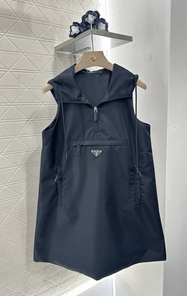 Prad*2025新品上架 翻领连帽工装背心裙 定制Yb进口环保再生尼龙材质 质感光泽 挺括有型 连帽背心裙剪裁 前襟半开襟拉链设计 搭配抽绳 穿脱方便包容身材