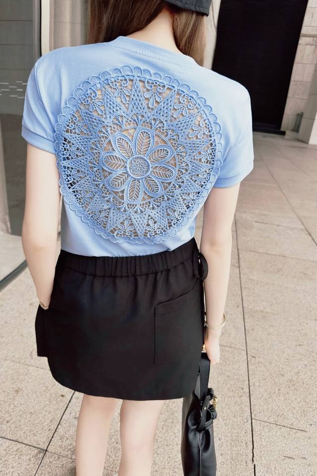 Loe罗意威！专柜款！太美了！胸口刺绣Logo图案后背刺绣水溶镂空蕾丝太阳花圆领显瘦短袖T恤！三标齐全！码数S M L，现货发！ M码胸围92衣长58