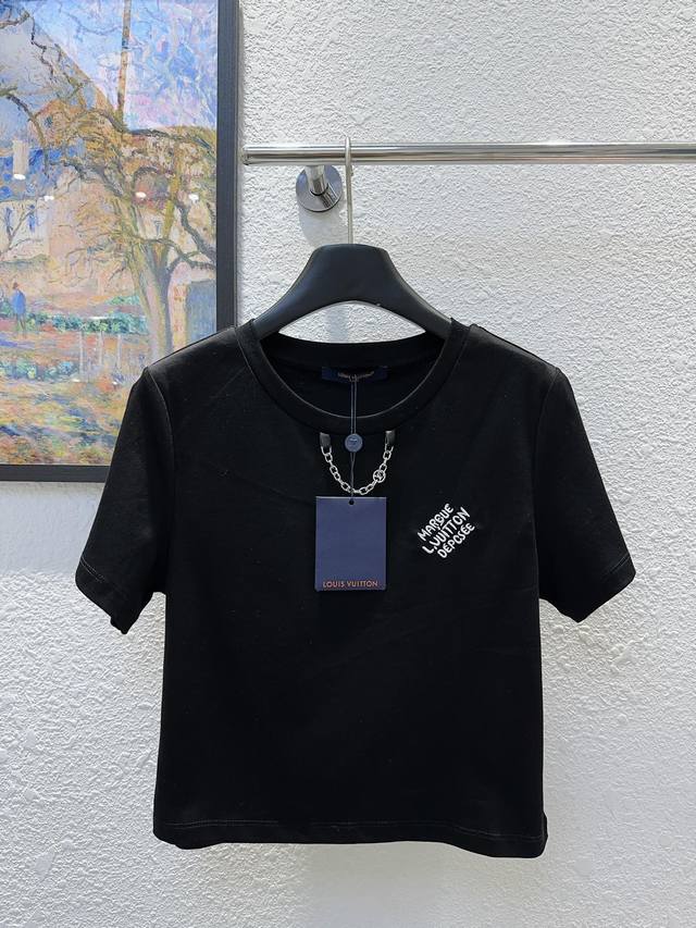 Lv驴家！专柜款！领口金属Logo链条装饰胸口刺绣字母图案圆领短款T恤！三标齐全！白色黑色！码数S M L，现货发！ M码胸围84衣长46