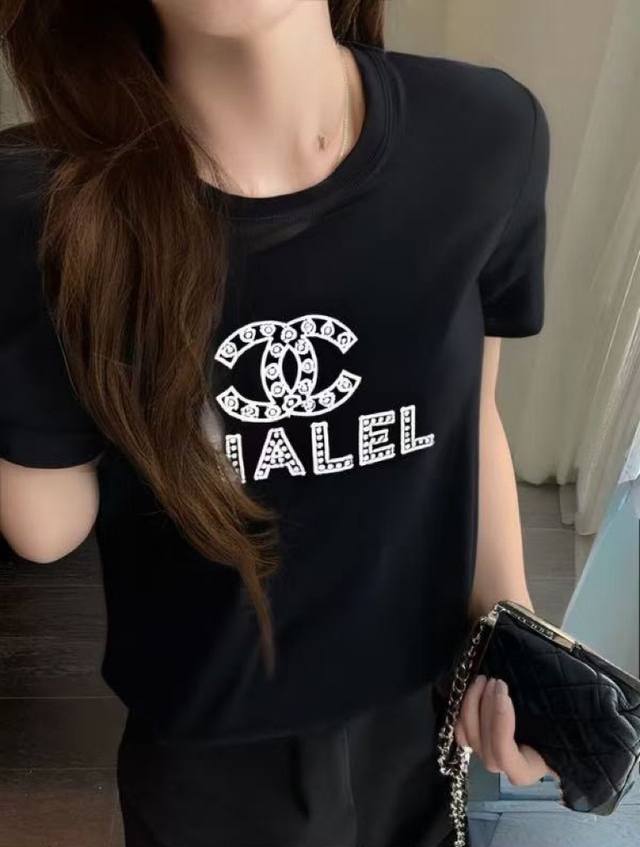 Cc小香家！高版本！胸前刺绣烫金字母Logo图案圆领丝光棉短袖T恤！三标齐全！白色黑色！码数S M L，现货发！ M码胸围98衣长61