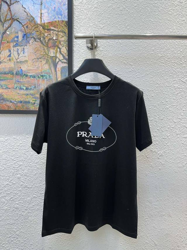 Pra普家！专柜款！胸前刺绣字母Logo图案圆领丝光棉短袖T恤！三标齐全！两色！码数S M L Xl，现货发！ M码胸围92衣长60