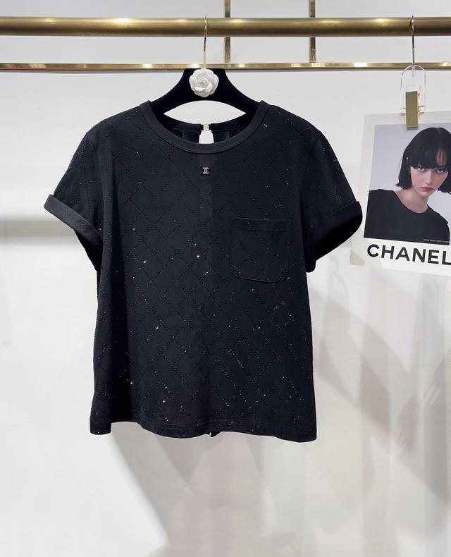 25Ss Chane*独家高版本爆款重工烫钻露背T恤，夏天的脚步悄然而至，是时候为你的衣橱增添一些新的活力了～穿上它让你瞬间变身时尚界的宠儿！ 重工烫钻点缀真的