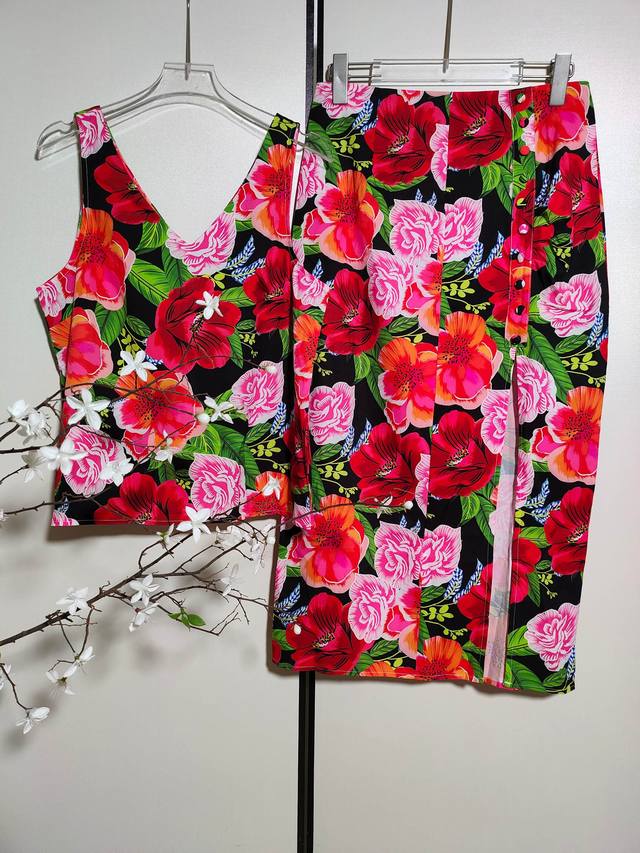 套装Dolce & Gabbana 女士 新品红色花朵花包扣饰性感开叉设计半身裙＋花朵背心上衣 套装两件套。Smlxl