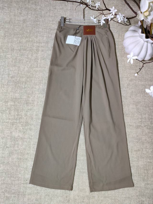 Loewe 罗意威 新款棉质皮牌饰不对称褶皱垂坠中腰长裤西服裤子。Smlxl