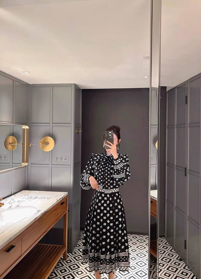 Dolce & Gabbana 女士蝴蝶结系带字母印花衬衫经典Logo黑色波点高腰百搭半身裙 套装两件套。Smlxl