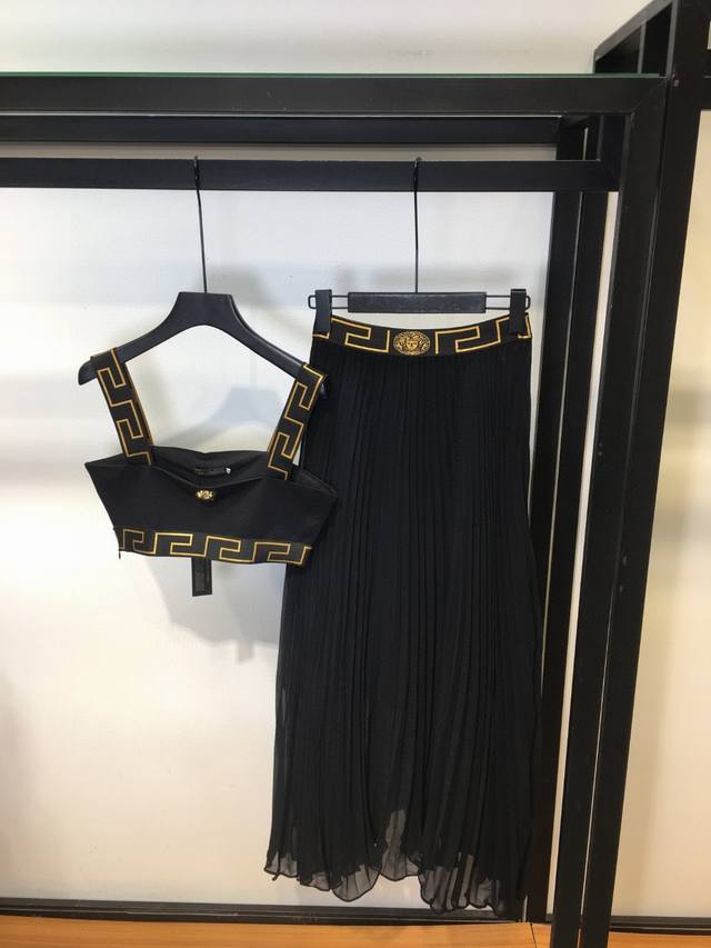 套装 新品 Versace 范思哲女士希腊回纹边饰美杜莎头像金属扣缀饰吊带背心＋螺纹松紧腰百褶半身裙 两件套 Sml Xl
