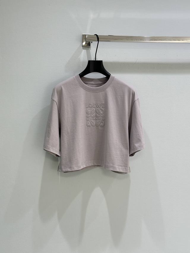 25Ss早春上新！宽松版型短袖，紧凑棉质混纺T恤，方正廓形，宽松版型，短款圆领设计正面胸前饰有Logo刺绣！现货供应灰色 蓝色 粉色Sml