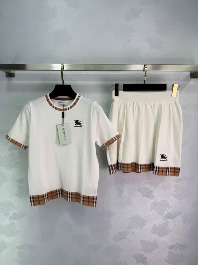 巴宝Burberry新款格纹套装，黑白两色可选，圆领短袖+百褶裙两件套。采用优质针织面料，拼接经典格纹设计，胸前战马刺绣Logo。好看经典不过时。2色3码Sml
