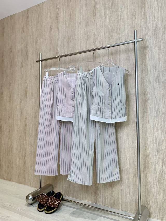 爆款现货 原单品质 设计师*｜25新品麻料背心套装 订制高品质面料 搭配休闲长裤 极简主义风法式优雅的慵懒风， 休闲又时髦！ 立体剪裁版版型可甜可盐减龄少女风。
