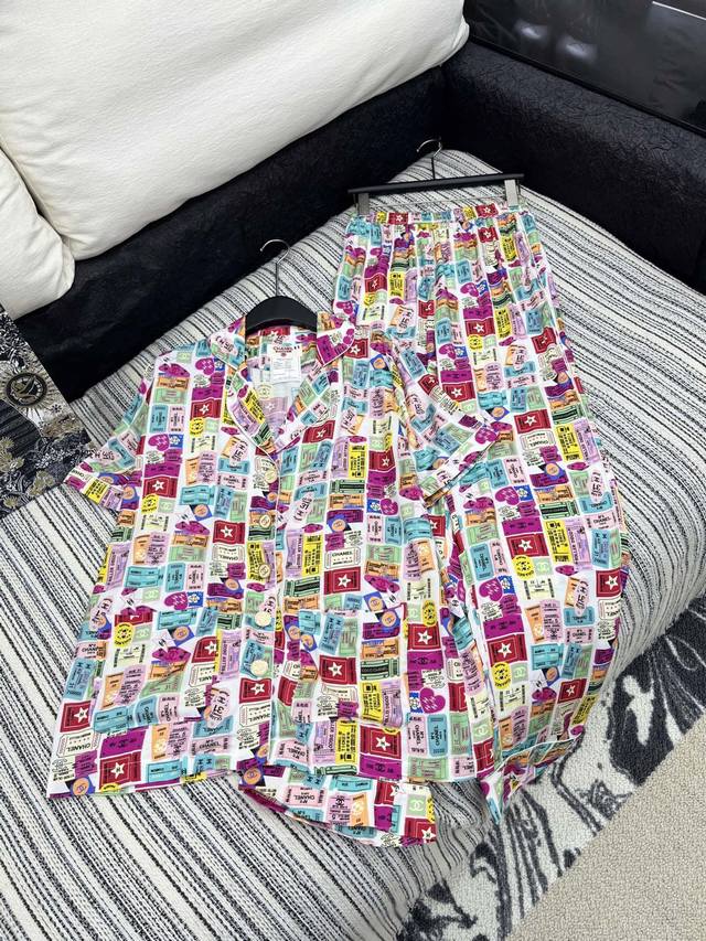 爆款现货 原单品质 Chan*｜25中古系列最新印花套装 精致版型 翻领短袖休闲长裤 定制手工纽扣 精品设计 低调奢华！ 时髦精必备单品解锁所有穿搭！ 认准我家