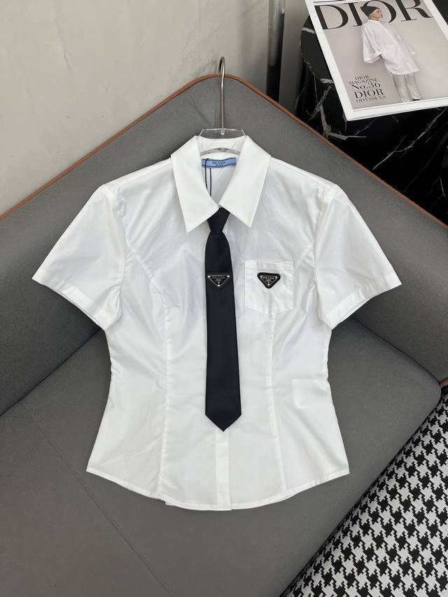 Prad* 25Ss新款短袖衬衫 修身版型 三角标装饰 搭配领带 单色三码Smla807