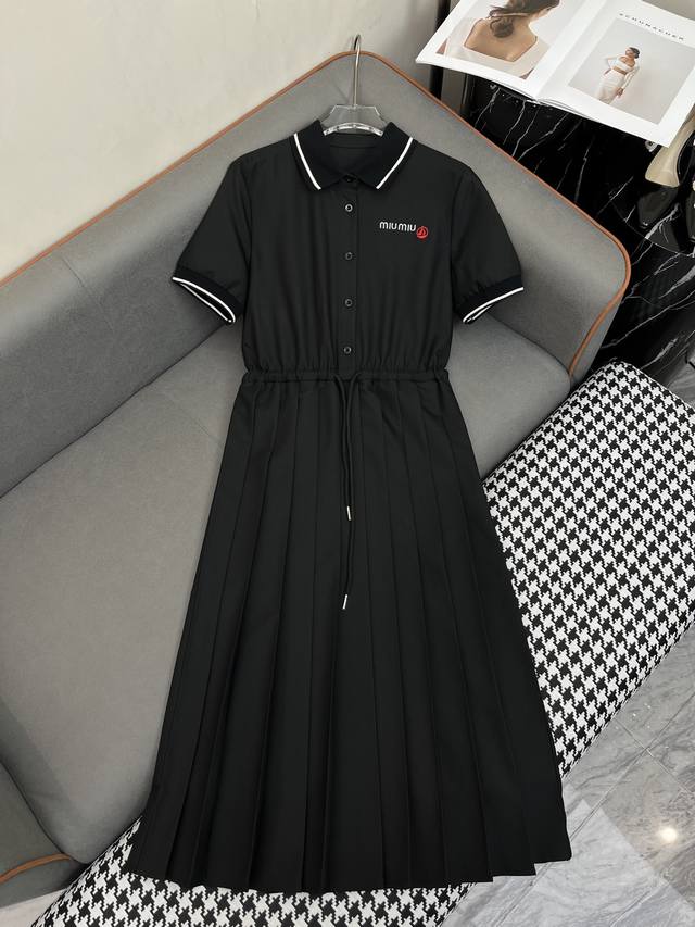 Miumi* 25Ss新款螺纹领连衣裙 撞色拼接压褶裙摆设计 字母绣花装饰 抽绳束腰 配色高级满满 两色三码Smla807