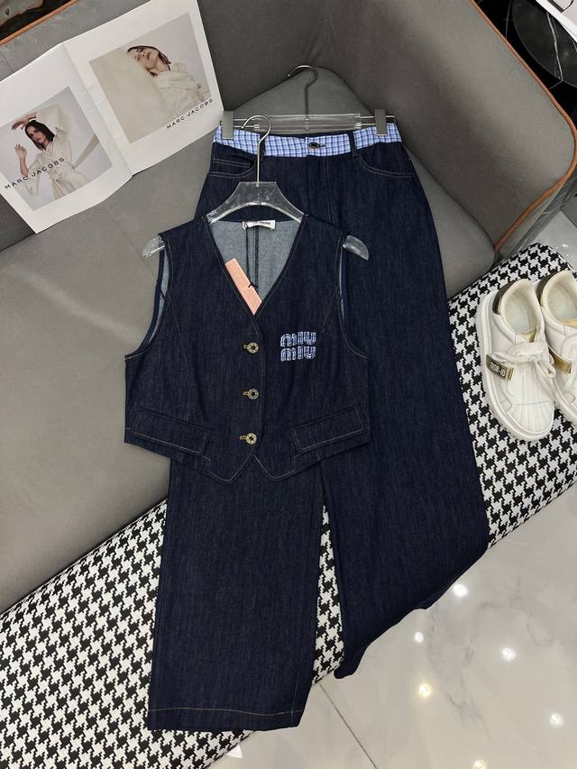 Miumi* 25Ss新款牛仔马甲外套直筒裤套装 字母贴布绣花装饰 格子撞色设计 高品质 单色三码Sml
