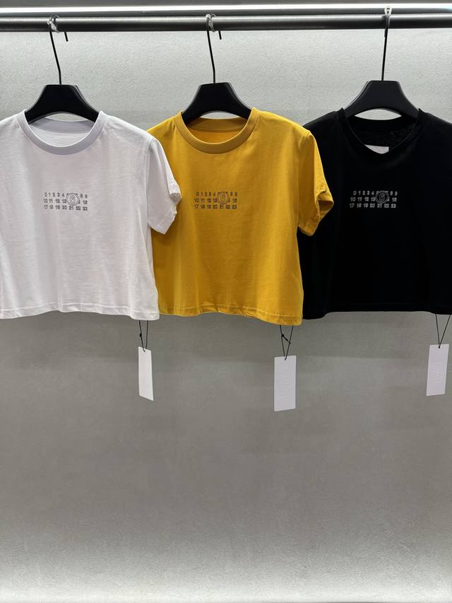 2660 Spring And Summer ！马吉拉三色字母T， 短款宽松版型，不费力穿搭， 定制定染面料，颜色超赞！ 短款版型减龄百搭！ 三色，三码！
