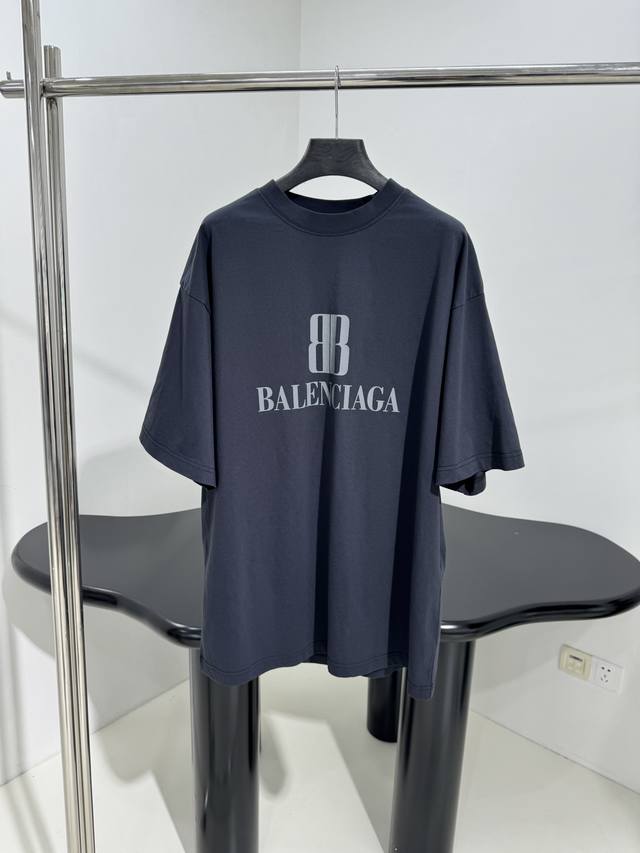 新品Nano Bb廓形版型T恤 洗水平纹针织面料 圆领落肩设计 正面饰以Nano Bb艺术作品印花 水洗褪色效果 宽松版型 男女同款 独家对版开发 ：水洗黑 ：