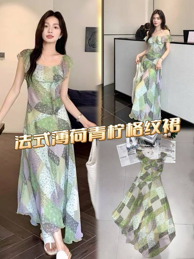 一袭法式薄荷青柠格纹裙 浓郁的法式风情。方领与荷叶边设计，复古又优雅，巧妙修饰肩颈线条 。拼贴格纹独具匠心，色彩如薄荷、青柠般清新，交织出灵动的视觉效果，仿佛将