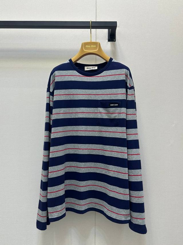 Miumi*25Ss春夏新款 微标条纹拼色长袖。原版开发！高版出品！宽松版型也是超级赞！男女同款 也可以搭配外套或者衬衫，打造出层次感十足的时尚造型！配色非常好