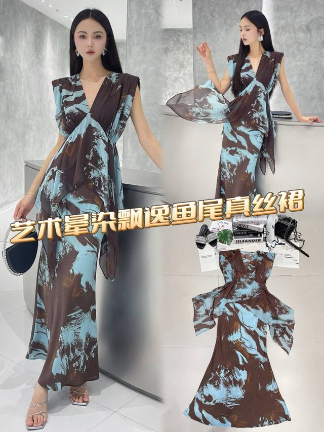 独家高品原创设计 艺术晕染飘逸鱼尾连衣裙 质感丝滑软糯。晕染印花，似大师笔触下的抽象画作，蓝棕交织，独特又高级。V领无袖设计，巧妙修饰颈部与手臂线条。斜裁鱼尾裙