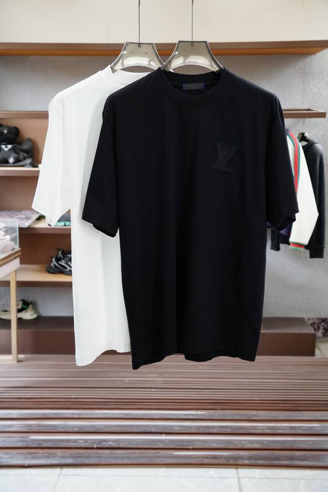 Lv 路易威登 2025春夏系列新品 男士圆领短袖奢华品牌字母Logo标识标注宽松版型剪裁，上身就能体会这款设计带来的年轻与时尚感！整体时尚而有潮流，采用顶级欧