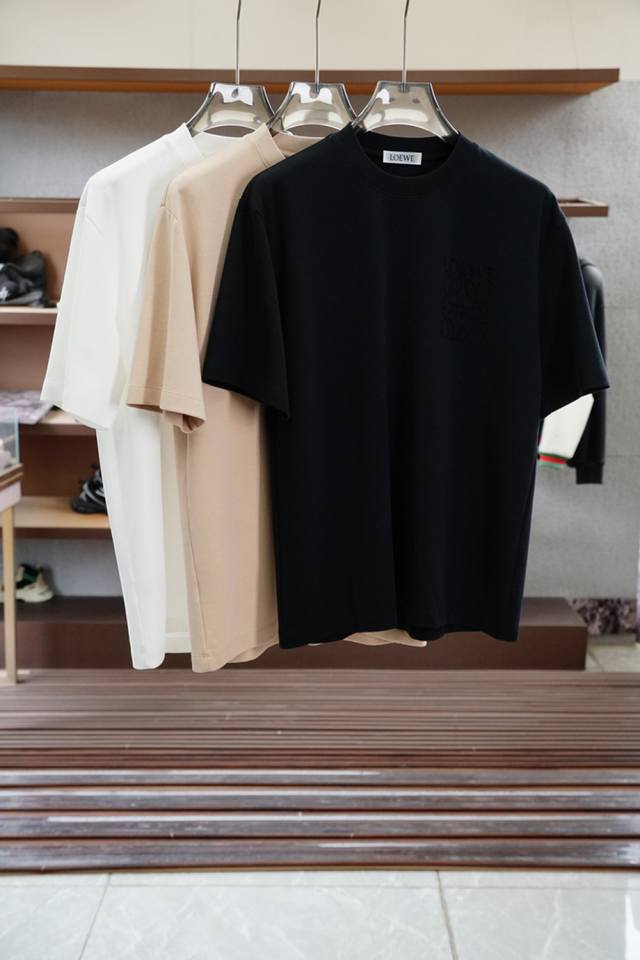 罗意威 Loewe- 2025春夏系列新品 男士圆领短袖奢华品牌字母Logo标识标注宽松版型剪裁，上身就能体会这款设计带来的年轻与时尚感！整体时尚而有潮流，采用