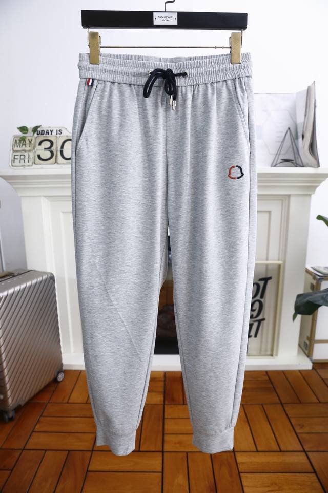 蒙口 Mo*Cler. 25夏季新品时尚男士休闲裤！采用进口舒适透气面料，奢华品牌经典定制Logo设计 上身随意舒服！松紧腰收口休闲搭配无束缚感！海外欧洲专柜同
