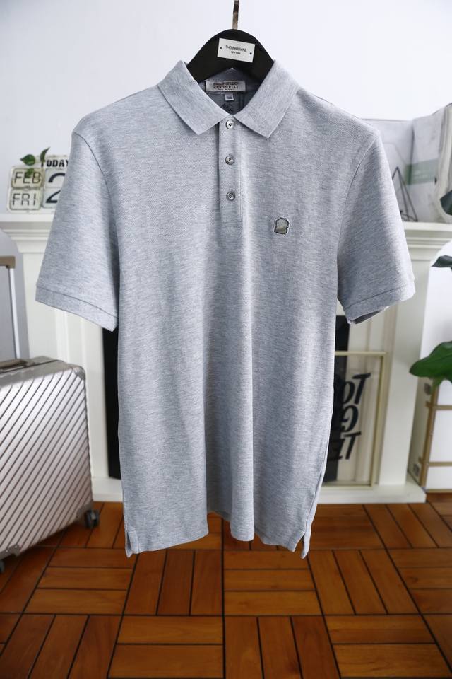 Brunello Cucinelli. 2025夏季新品经典时尚翻领Polo短袖时尚单品设计，更加时尚舒适，高标准定制，上身非常有型，奢华品牌经典Logo 图案
