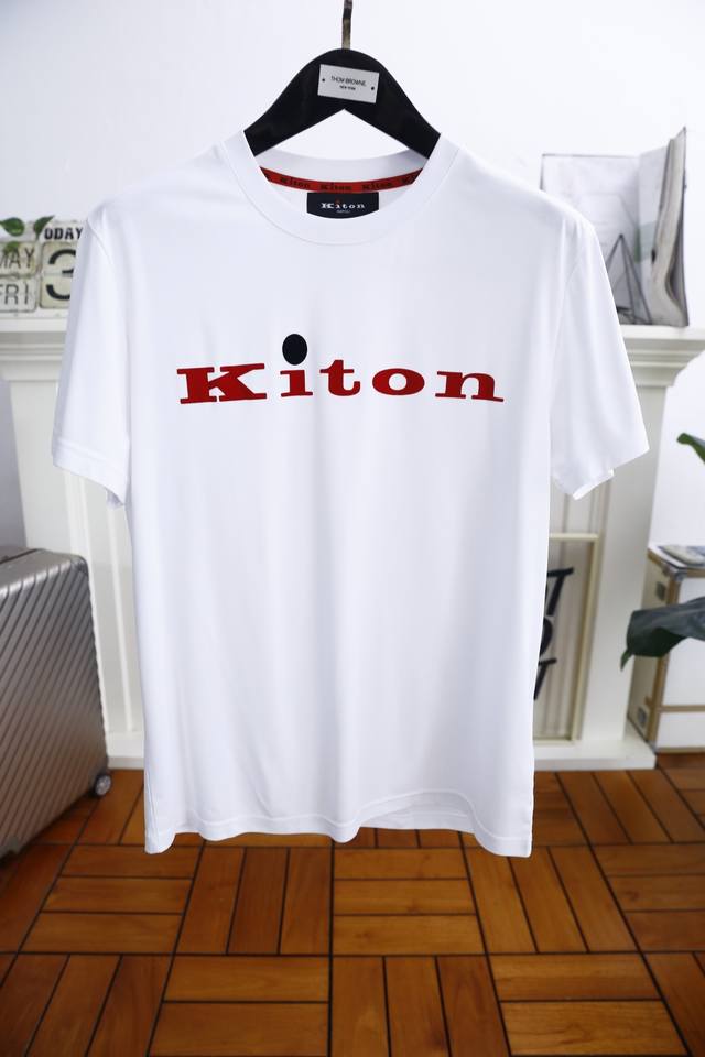 Kiton 2025夏季新品男士短袖时尚经典圆领设计！胸前品牌字母Logo搭配！高级定制百搭款式 任何人都可以轻松驾驭 采用高档舒适透气棉面料！非常显档次懂货的