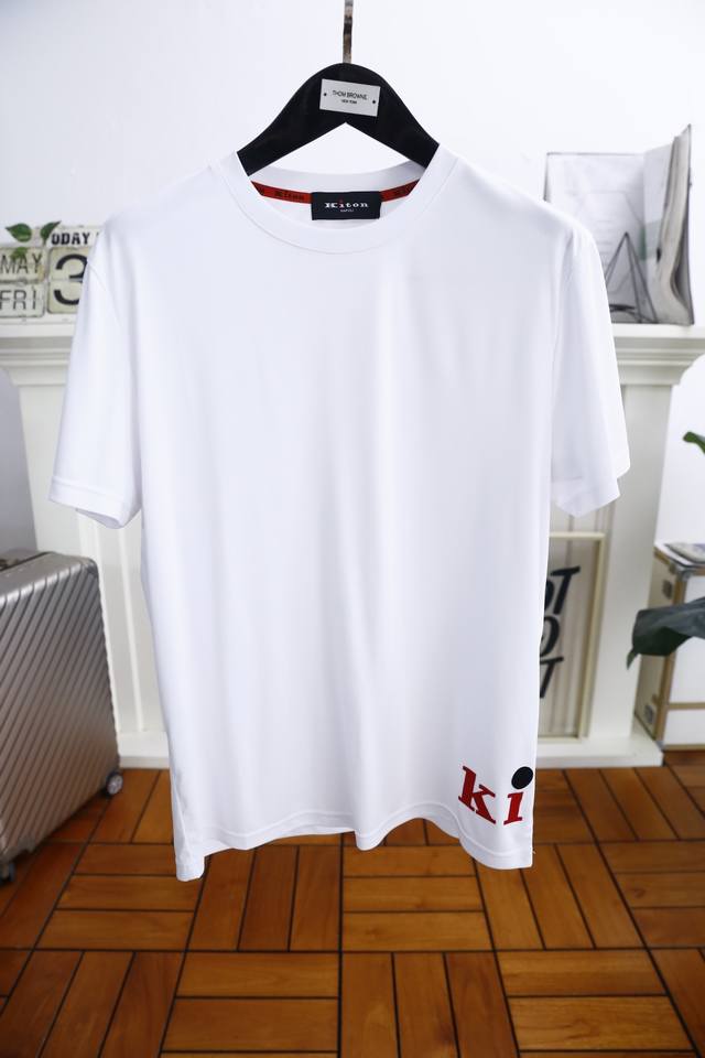 Kiton. 2025夏季新品男士圆领短袖下摆经典品牌字母Logo标识标注上身就能体会这款设计带来的年轻与时尚感！整体时尚而有潮流，采用舒适透气面料 柔软亲肤透