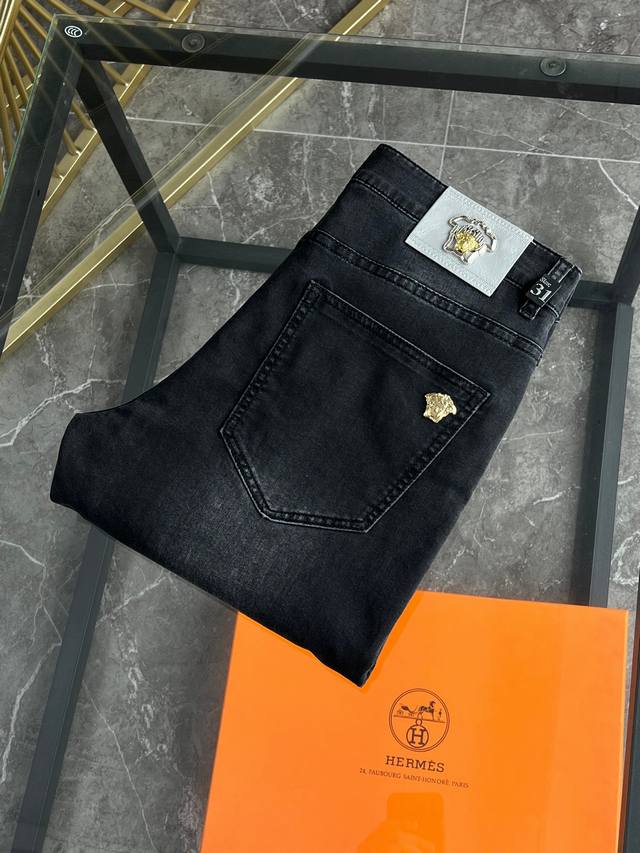 范思哲 新款来袭2700新春爆款新品 专柜有售 实体店极品牛仔裤专柜原版1:1好货，适合各个年龄段。市场最高版本的欧洲进口面料。舒适柔软亲肤，上身效果超级棒时尚