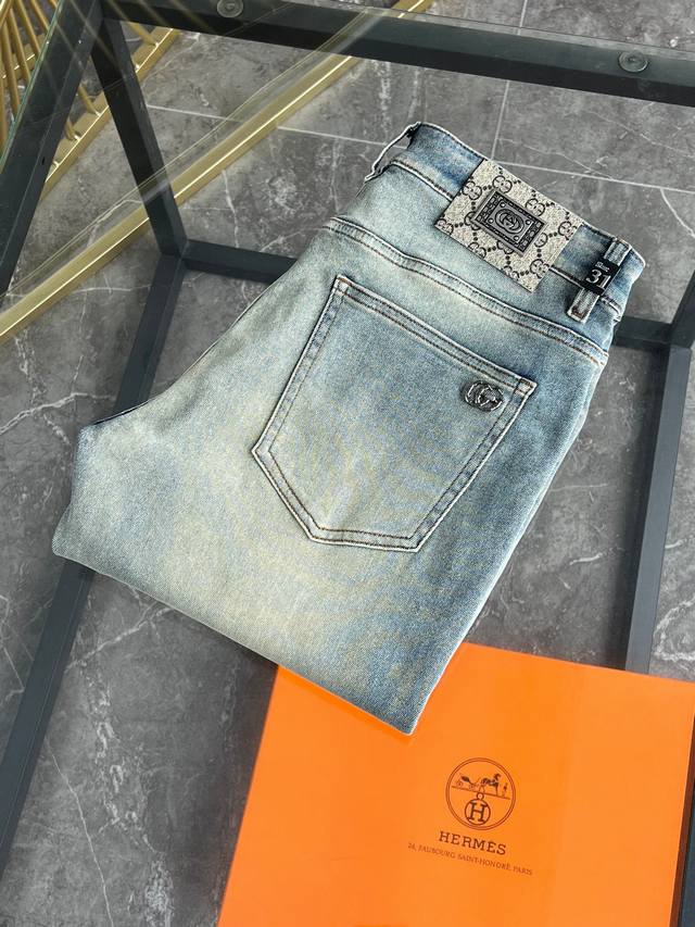 古奇 新款来袭2700新春爆款新品 专柜有售 实体店极品牛仔裤专柜原版1:1好货，适合各个年龄段。市场最高版本的欧洲进口面料。舒适柔软亲肤，上身效果超级棒时尚百