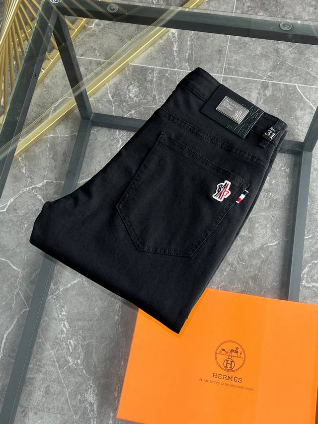 蒙口 新款来袭2700新春爆款新品 专柜有售 实体店极品牛仔裤专柜原版1:1好货，适合各个年龄段。市场最高版本的欧洲进口面料。舒适柔软亲肤，上身效果超级棒时尚百