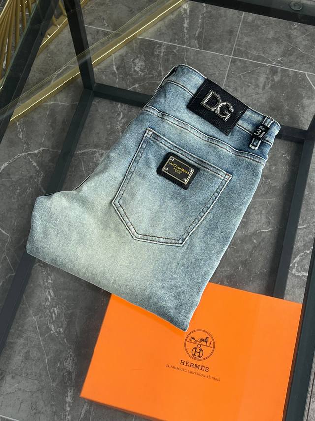 Dg 新款来袭2700新春爆款新品 专柜有售 实体店极品牛仔裤专柜原版1:1好货，适合各个年龄段。市场最高版本的欧洲进口面料。舒适柔软亲肤，上身效果超级棒时尚百