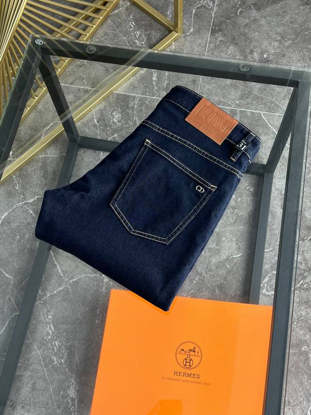 迪奥 新款来袭2700新春爆款新品 专柜有售 实体店极品牛仔裤专柜原版1:1好货，适合各个年龄段。市场最高版本的欧洲进口面料。舒适柔软亲肤，上身效果超级棒时尚百