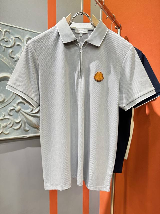 Moncler蒙口 2025官方春夏新款 专柜同步上市 男士翻领短袖Polo衫，高端主线系列，进口丝光珠地棉面料，质感一流，亲肤性极佳，触感丝滑细腻，时尚三扣开