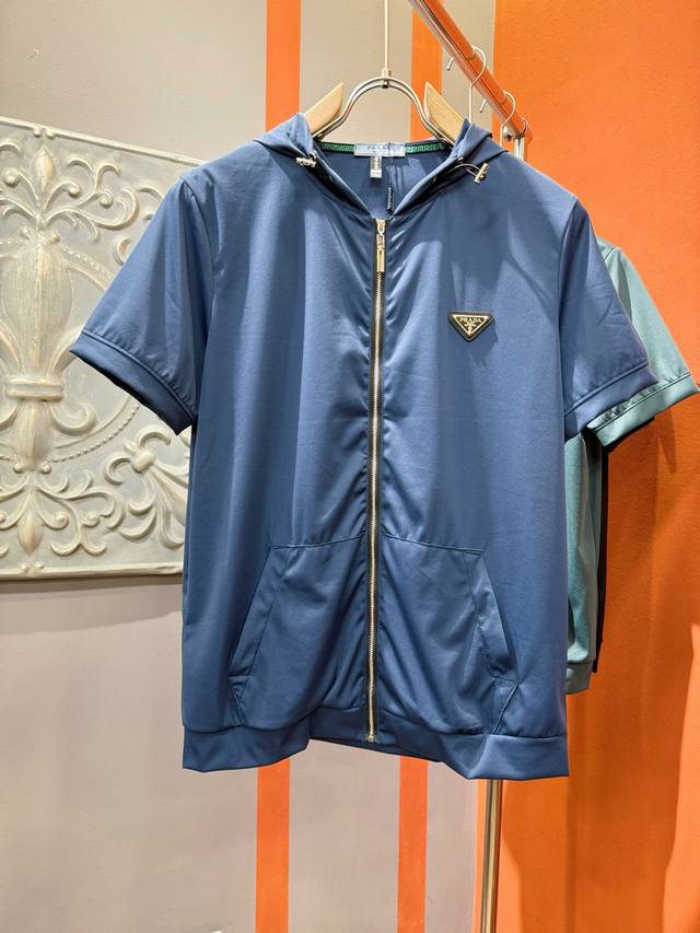 Prada 普拉达 2025春夏新品拉链开衫，适合多种场合穿搭！经典品牌字母标点缀。外贸公司订单！面料质地细腻、定制原版冰丝氨纶面料！触感又柔软细腻。采用多层结