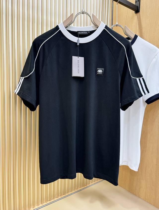 Balenciaga巴黎世家 2025春夏新款首发专柜最新款圆领短袖 高端订制 设计前卫时尚！品牌Logo重工艺设计 高端定制面料.手感柔软.穿着舒适.专柜级别