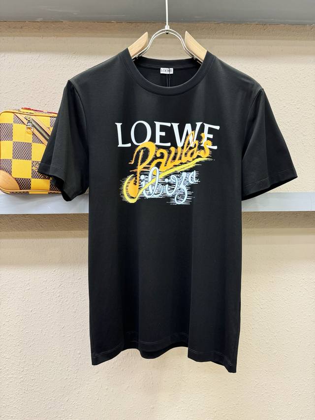 Loewe罗意威 顶级品质 2025款新品短袖！精选顶级丝光棉面料，手感柔软。顶级进口私货，时尚设计潮流短袖，不失奢华 品质毋庸置疑 上身效果超赞，奢华官网同款