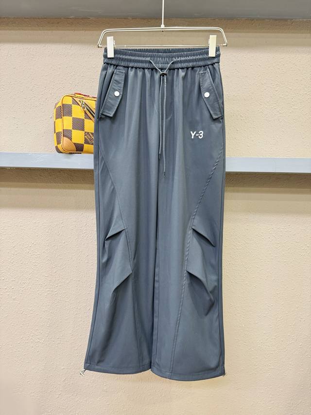Y-3 2025 新品爆款休闲裤，使用优质棉料，确保舒适度和透气性，同时保持面料的耐用性。独特的风格刺绣，展现个性化和艺术感。适合追求时尚潮流的消费者。绝对值得