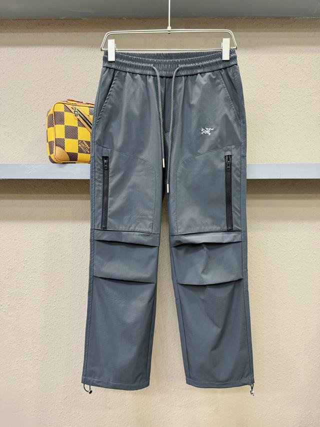 Arc‘Teryx 始祖鸟 2025 新品爆款休闲裤，使用优质棉料，确保舒适度和透气性，同时保持面料的耐用性。独特的风格刺绣，展现个性化和艺术感。适合追求时尚潮