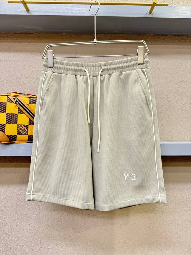 Y-3 爆款短裤2025Ss新款男士休闲短裤，高端版本！专柜定制面料 透气舒适度高，细节无可挑剔，品牌设计理念，体现高品质。手感细腻柔软！呈现休闲裁剪，上身版型